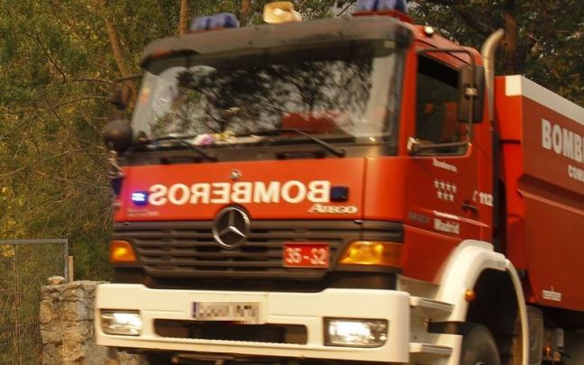 Imagen de archivo de un camión de bomberos. Imagen de archivo de un camión de bomberos.
