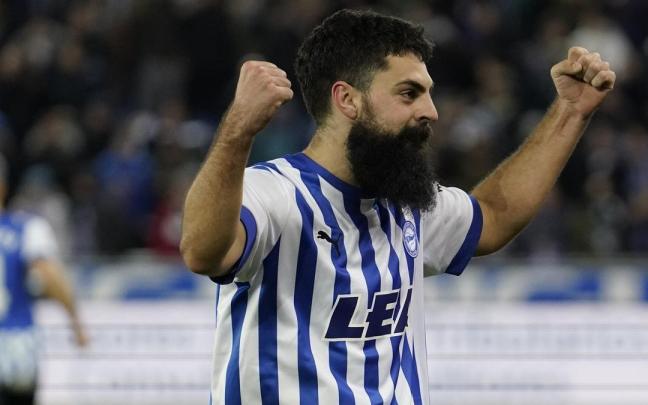 Asier Villalibre celebra uno de los dos goles que anotó en su debut con la camiseta del Alavés. Asier Villalibre celebra uno de los dos goles que anotó en su debut con la camiseta del Alavés.