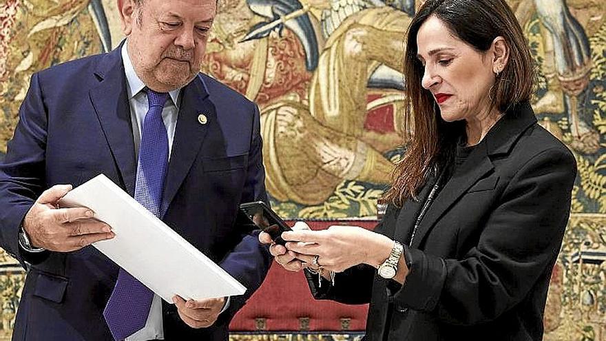 Pedro Azpiazu, con Tejeria, presidenta del Parlamento. | FOTO: IREKIA