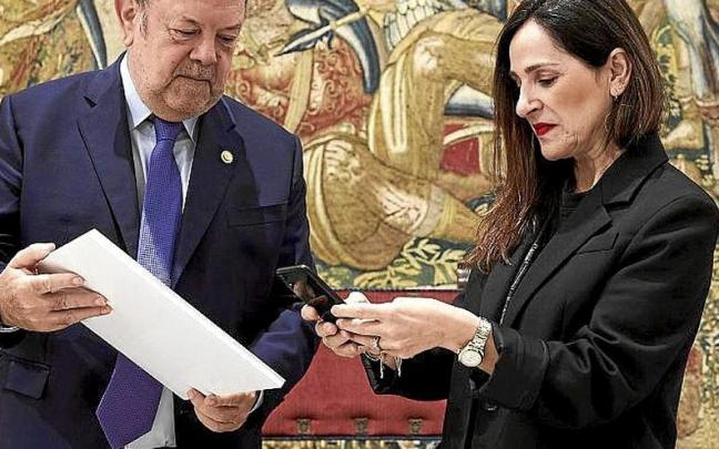 Pedro Azpiazu, con Tejeria, presidenta del Parlamento. | FOTO: IREKIA
