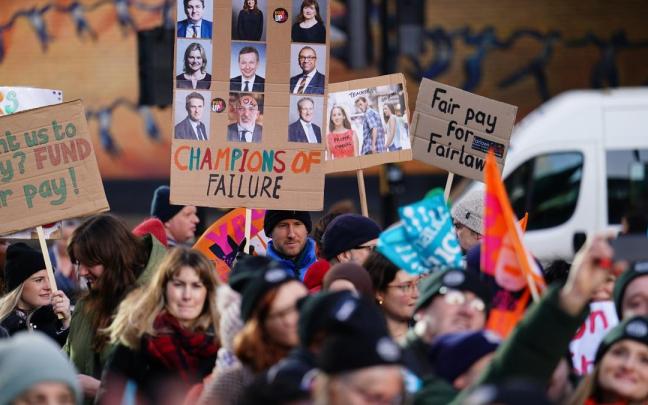 Un grupo de manifestantes participan en la mayor huelga de Reino Unido de la &uacute;ltima d&eacute;cada, Londres.