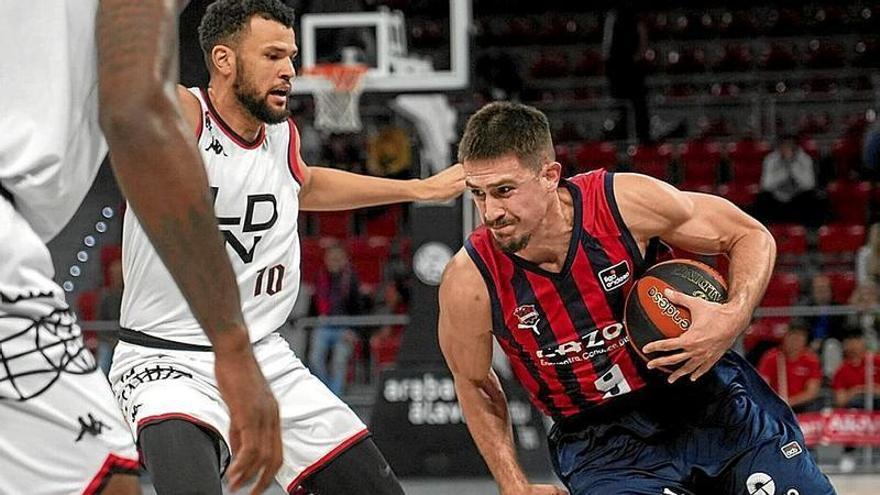 Marinkovic avanza con el balón ante dos defensores de los London Lions.