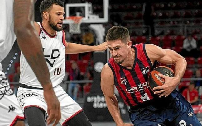Marinkovic avanza con el balón ante dos defensores de los London Lions.