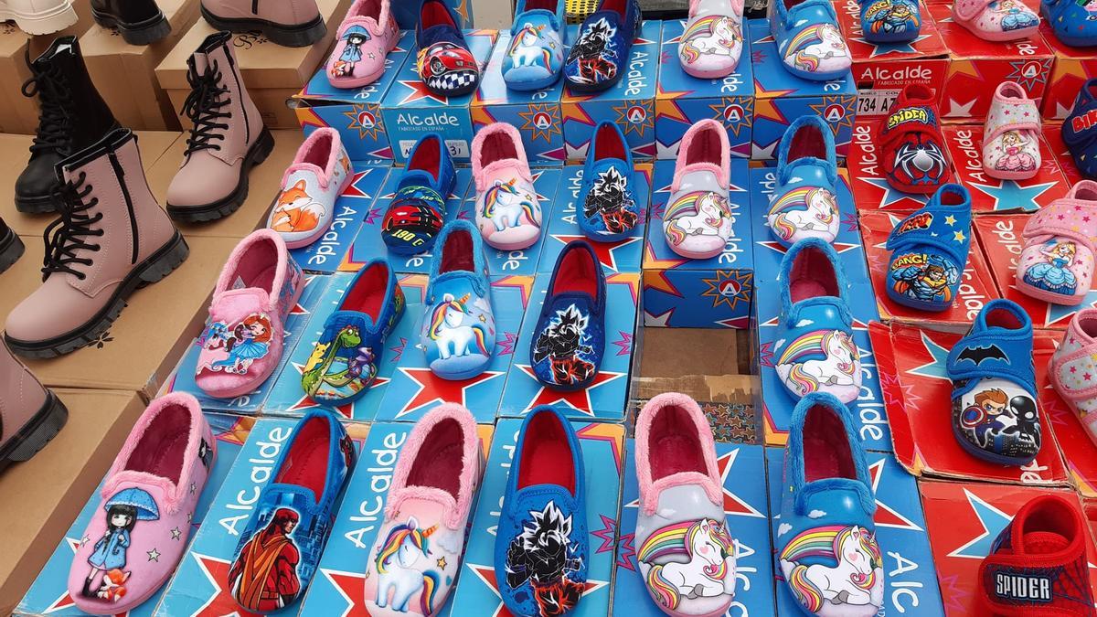 Se trata de un puesto especializado en calzado, con zapatillas de casa muy originales a la venta