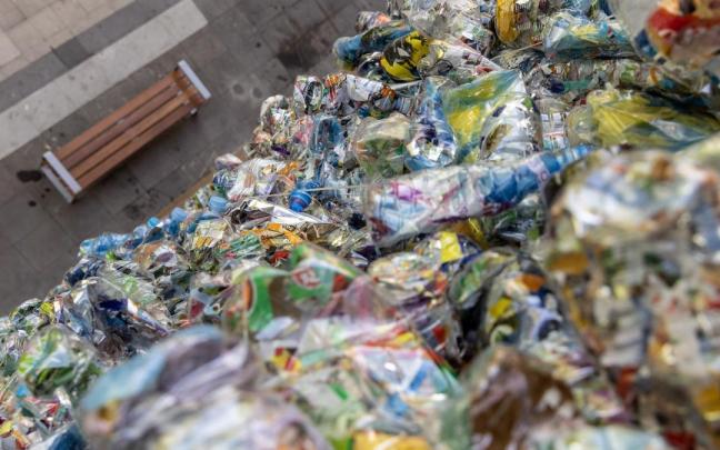 Instalación artística ‘Embotellando Colores’.