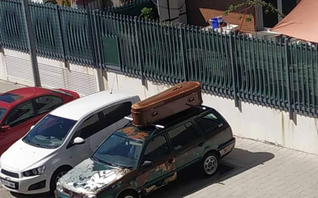 Imagen del veh&iacute;culo con un ata&uacute;d encima
