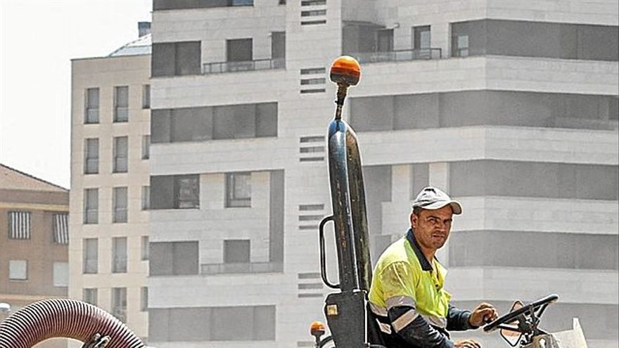 Tres obreros de la construcción trabajando. | FOTO: EFE