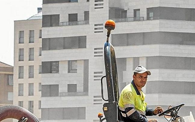 Tres obreros de la construcción trabajando. | FOTO: EFE Tres obreros de la construcción trabajando. | FOTO: EFE