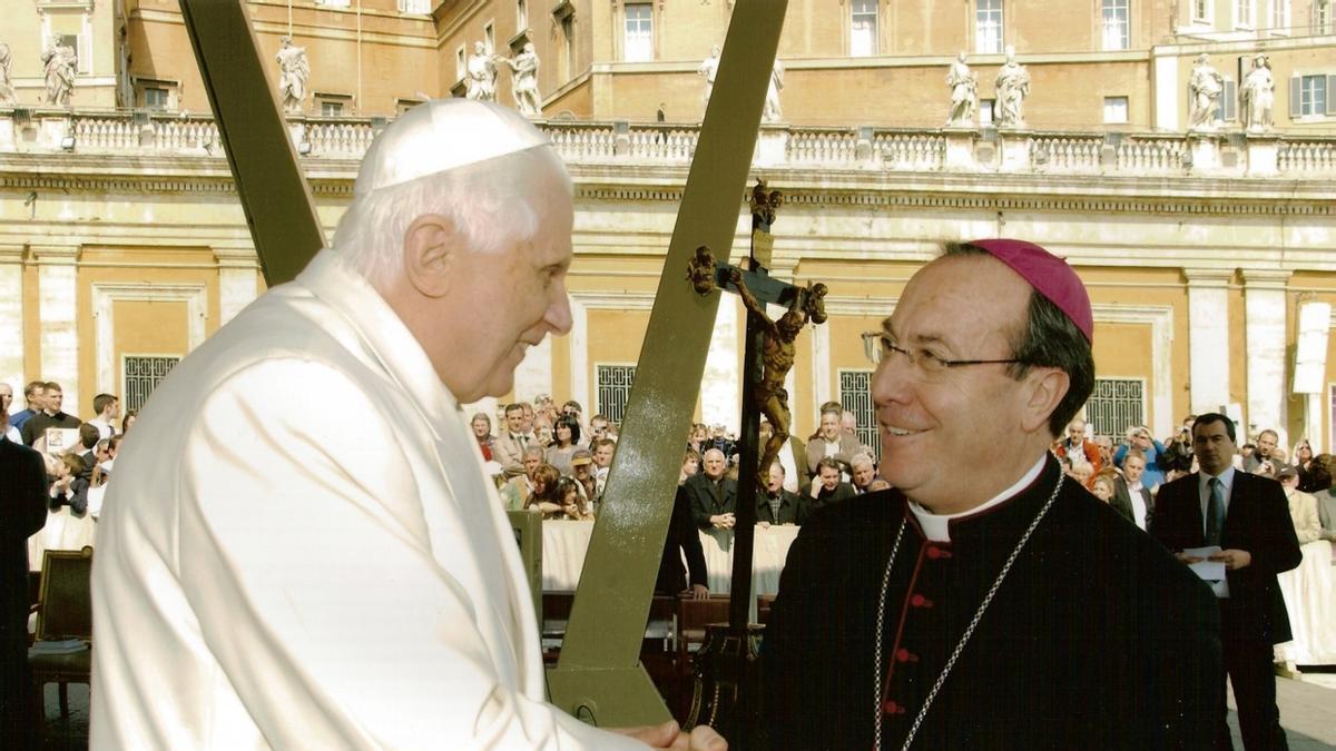 Pérez durante un encuentro con el Papa Benedicto XVI en 2007