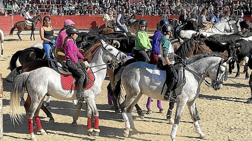 Los jinetes y amazonas llegando a la plaza de toros portátil en ferias del pasado año.