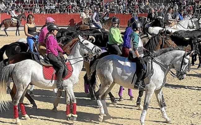 Los jinetes y amazonas llegando a la plaza de toros portátil en ferias del pasado año. Los jinetes y amazonas llegando a la plaza de toros portátil en ferias del pasado año.