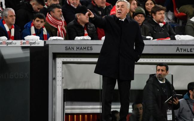 Carlo Ancelotti da instrucciones a sus jugadores durante el partido ante el Athletic. Carlo Ancelotti da instrucciones a sus jugadores durante el partido ante el Athletic.