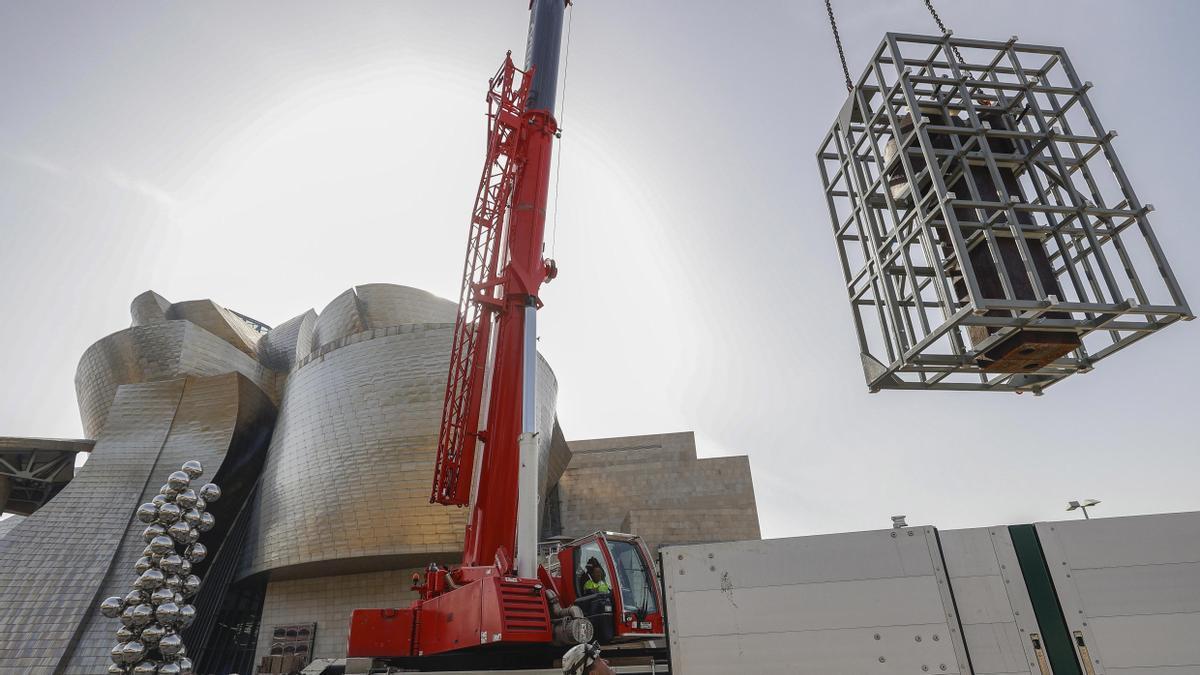 El Museo Guggenheim ha instalado este viernes en su terraza exterior "Besarkada XI" y "Consejo al Espacio V", dos esculturas de Eduardo Chillida de gran tonelaje.