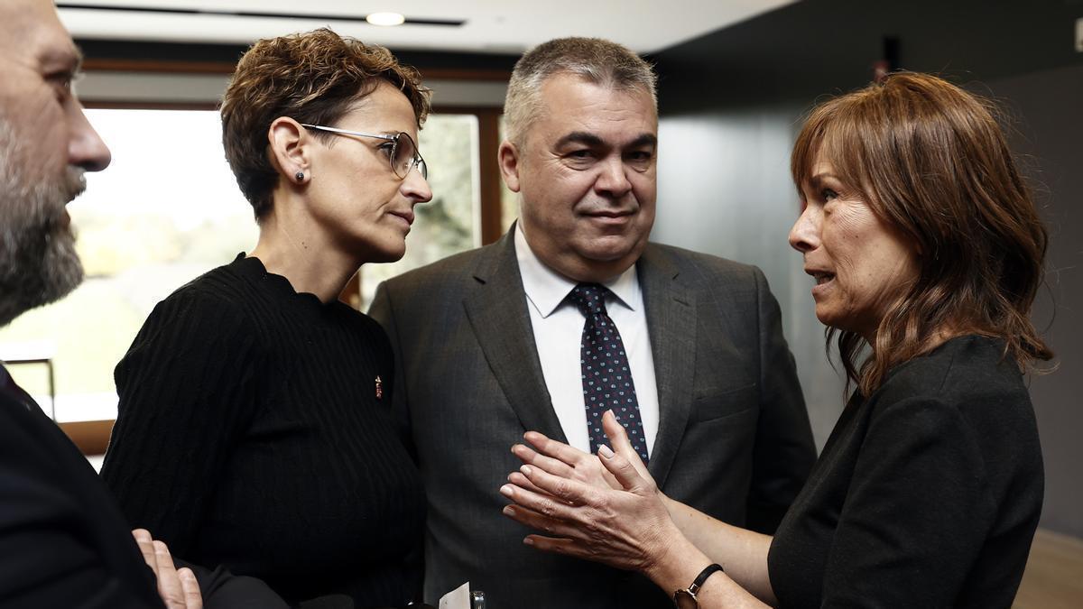 Santos Cerdán, junto a la presidenta del Gobierno de Navarra María Chivite y la parlamentaria de Geroa Bai Uxue Barkos, al termino de la conferencia.