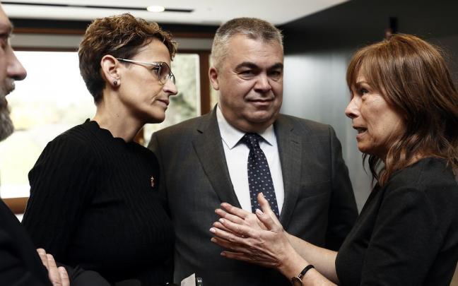 Santos Cerdán, junto a la presidenta del Gobierno de Navarra María Chivite y la parlamentaria de Geroa Bai Uxue Barkos, al termino de la conferencia.