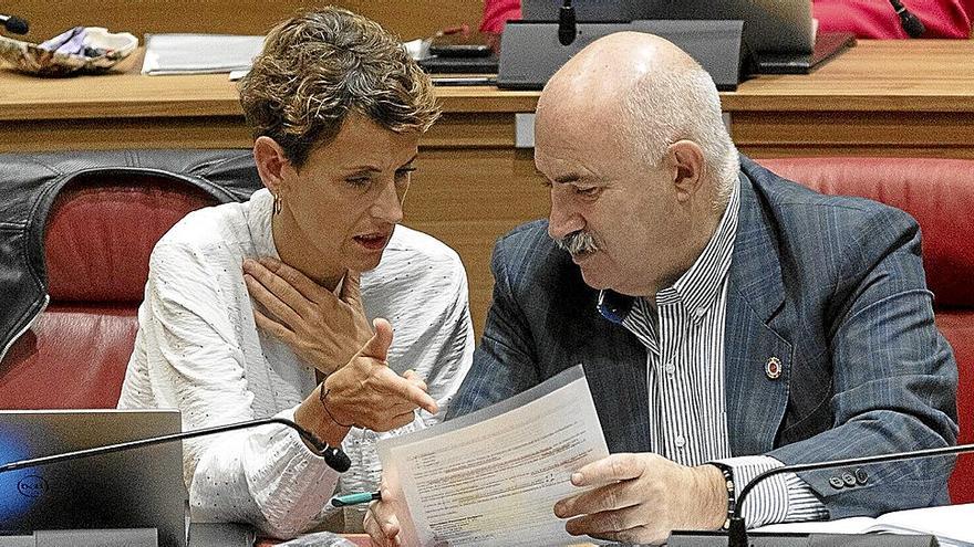 La presidenta, María Chivite (PSN), con el vicepresidente segundo, José Mari Aierdi (Geroa Bai), durante un pleno del Parlamento.