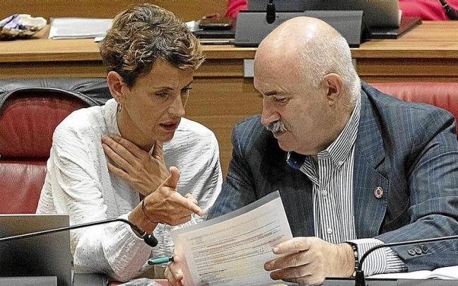 La presidenta, María Chivite (PSN), con el vicepresidente segundo, José Mari Aierdi (Geroa Bai), durante un pleno del Parlamento.