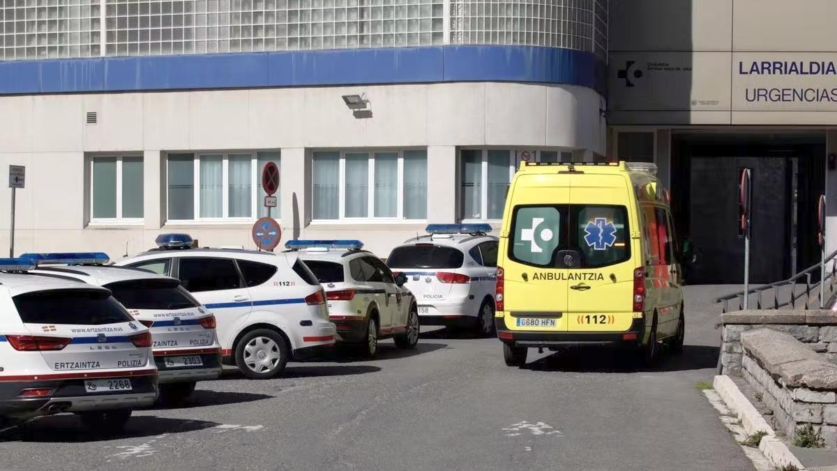 Una ambulancia entrando por la puerta de Urgencias del Hospital Santiago