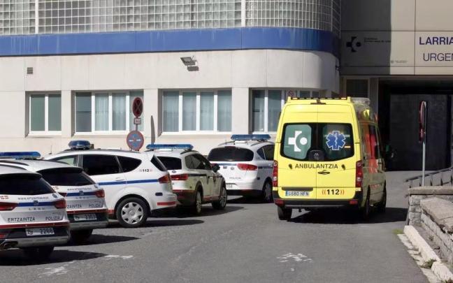 Una ambulancia entrando por la puerta de Urgencias del Hospital Santiago