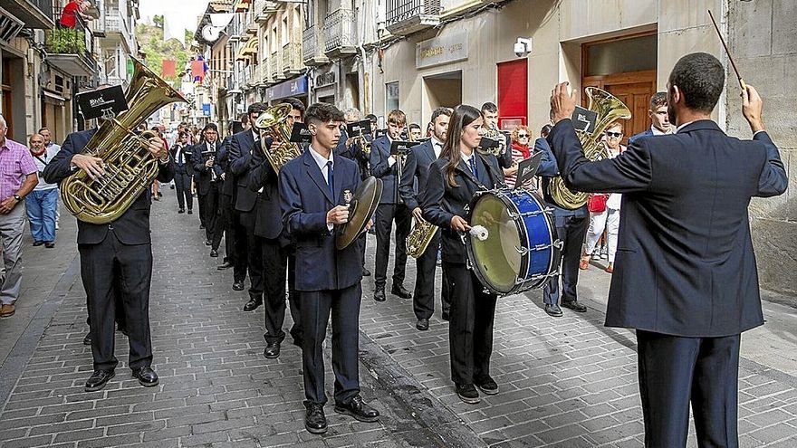 La Banda de Música, imprescindible, acompañó en la procesión bajo la batuta de Imano Blasco.