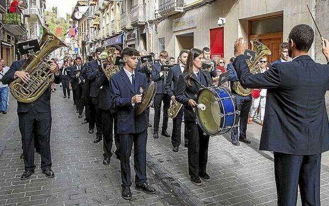 La Banda de Música, imprescindible, acompañó en la procesión bajo la batuta de Imano Blasco.