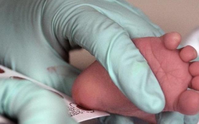 Una prueba del talón en una imagen de archivo.