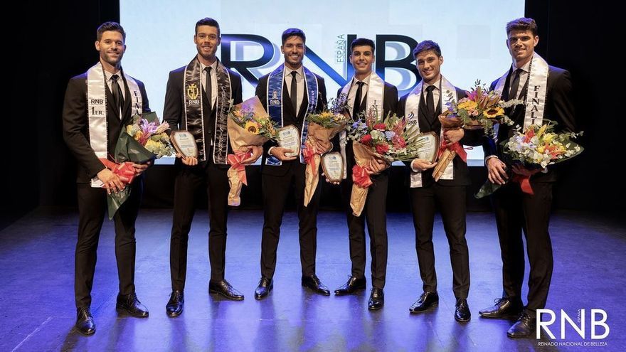 Ávila a la izquierda junto con los otros 5 candidatos.