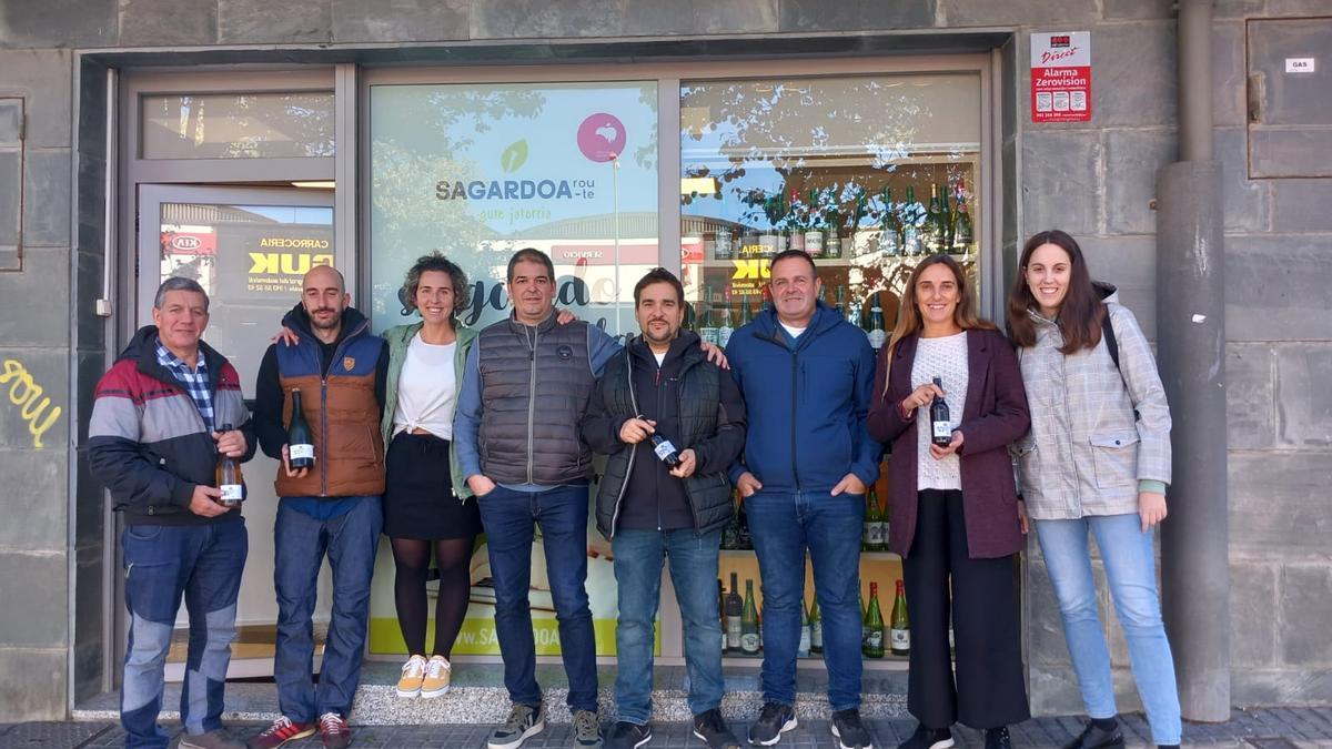 Miembros de Leartiker, Iparragirre, Ola e Iturrieta, y la asesoría enológica Juan Zuriarrain posan con algunas botellas.