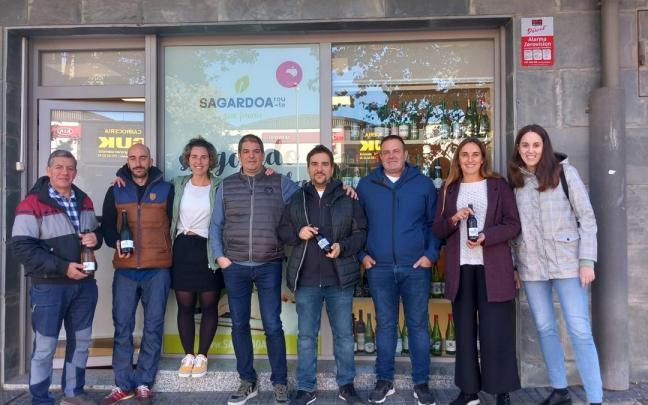 Miembros de Leartiker, Iparragirre, Ola e Iturrieta, y la asesoría enológica Juan Zuriarrain posan con algunas botellas. Miembros de Leartiker, Iparragirre, Ola e Iturrieta, y la asesoría enológica Juan Zuriarrain posan con algunas botellas.