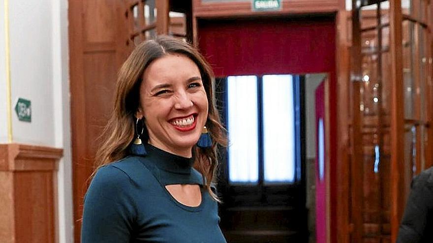 La ministra de Igualdad, ayer en los pasillos del Congreso. | FOTO: EFE