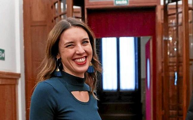 La ministra de Igualdad, ayer en los pasillos del Congreso. | FOTO: EFE