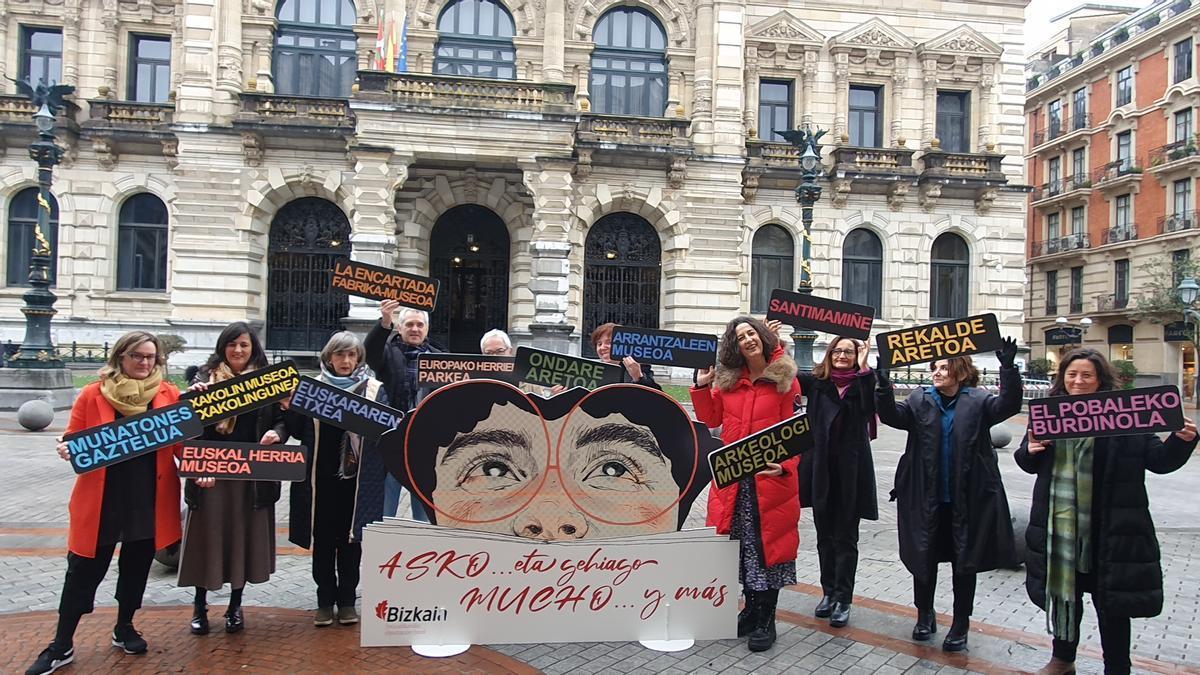 Lorea Bilbao, Madarieta, Begoña Ibarra y las y los directores de los museos y salas forales