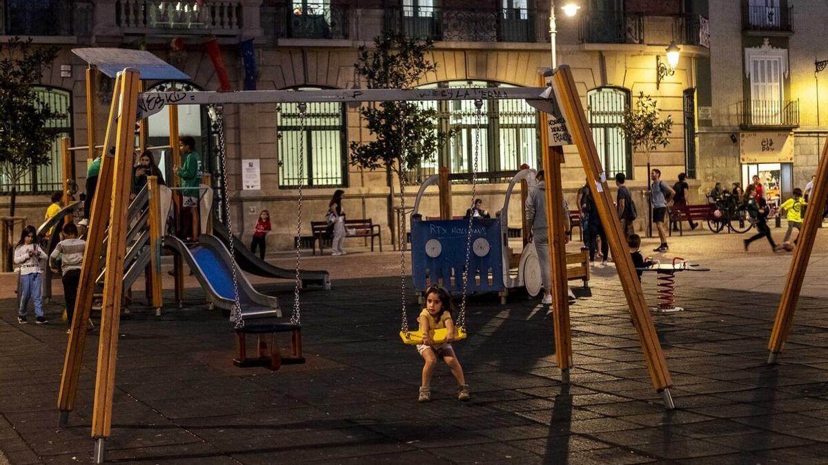 Una niña se agarra en un columpio de San Francisco, el único parque que tienen en el Casco Viejo.