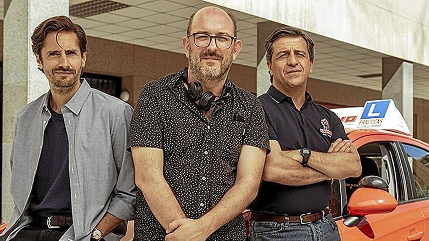 Juan Diego Botto, Borja Cobeaga y David Lorente, en el rodaje de ‘No me gusta conducir’. | FOTO: TNT