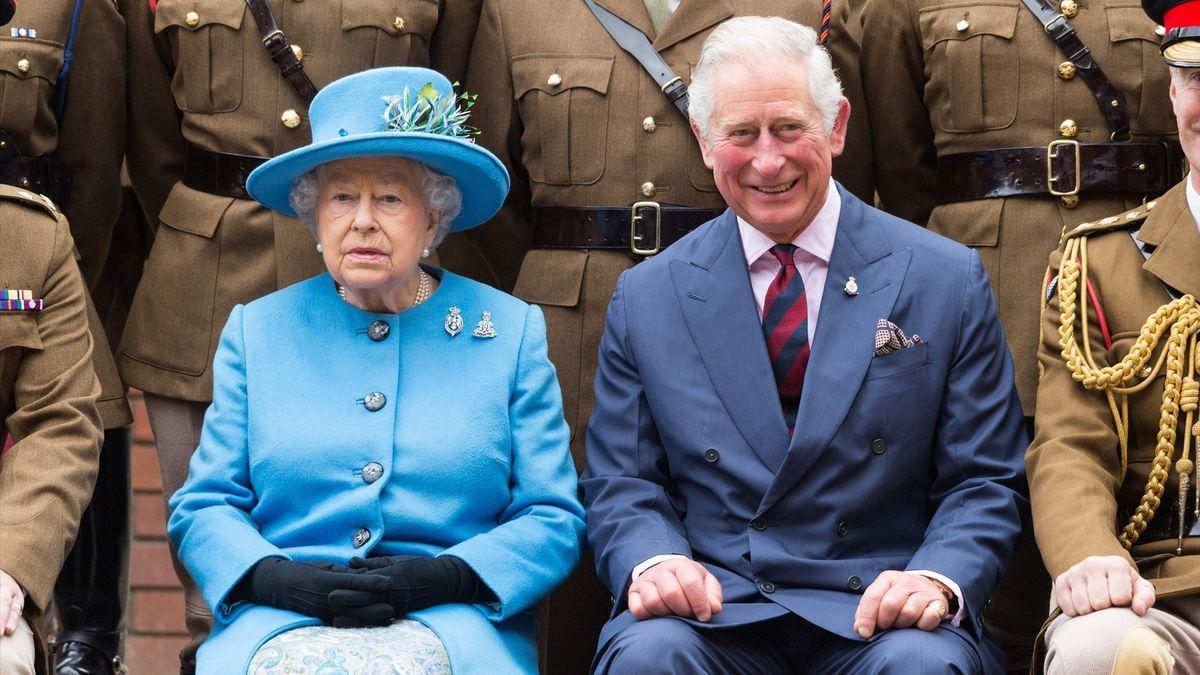 Carlos de Inglaterra junto a Isabel II