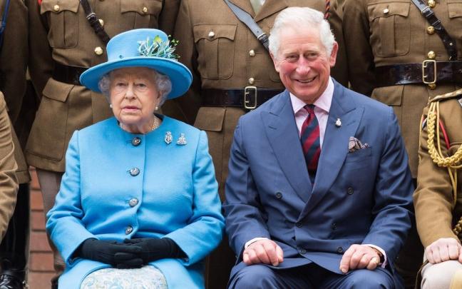 Carlos de Inglaterra junto a Isabel II