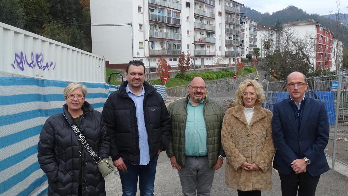 Representantes municipales, de Deitel y la Alcaldía del barrio, ayer.