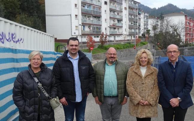Representantes municipales, de Deitel y la Alcaldía del barrio, ayer.