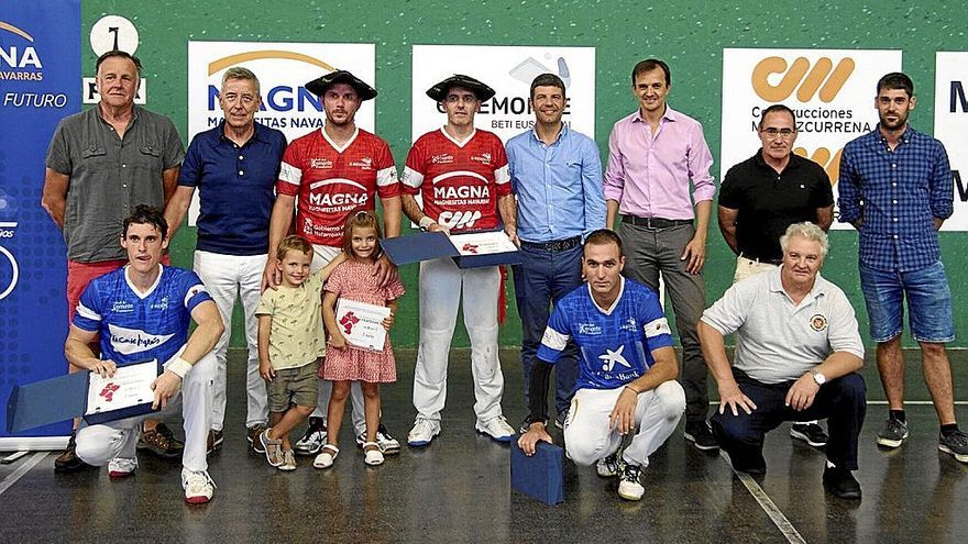 Uterga y Agirrezabala, con las txapelas de campeones.