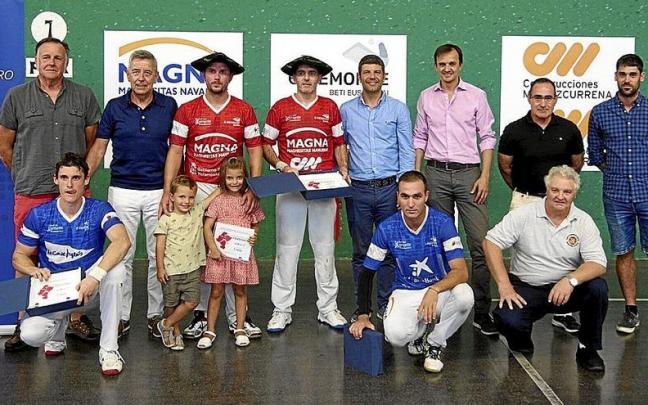 Uterga y Agirrezabala, con las txapelas de campeones.