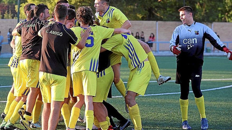 Los jugadores del Amig&oacute; celebrando la victoria en la Supercopa navarra. | FOTO: OSKAR MONTERO