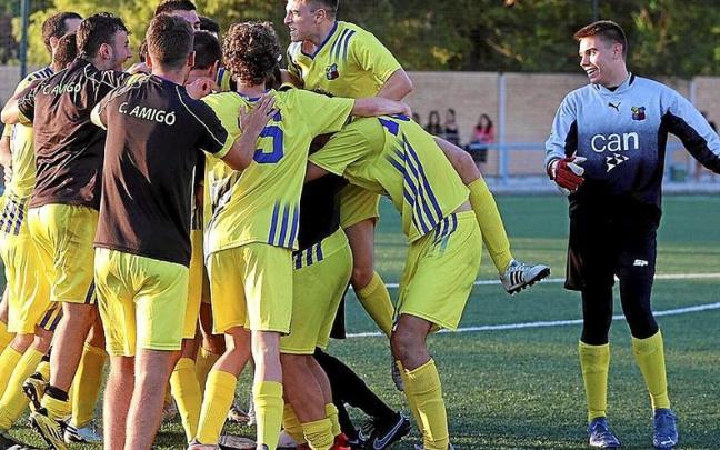 Los jugadores del Amig&oacute; celebrando la victoria en la Supercopa navarra. | FOTO: OSKAR MONTERO