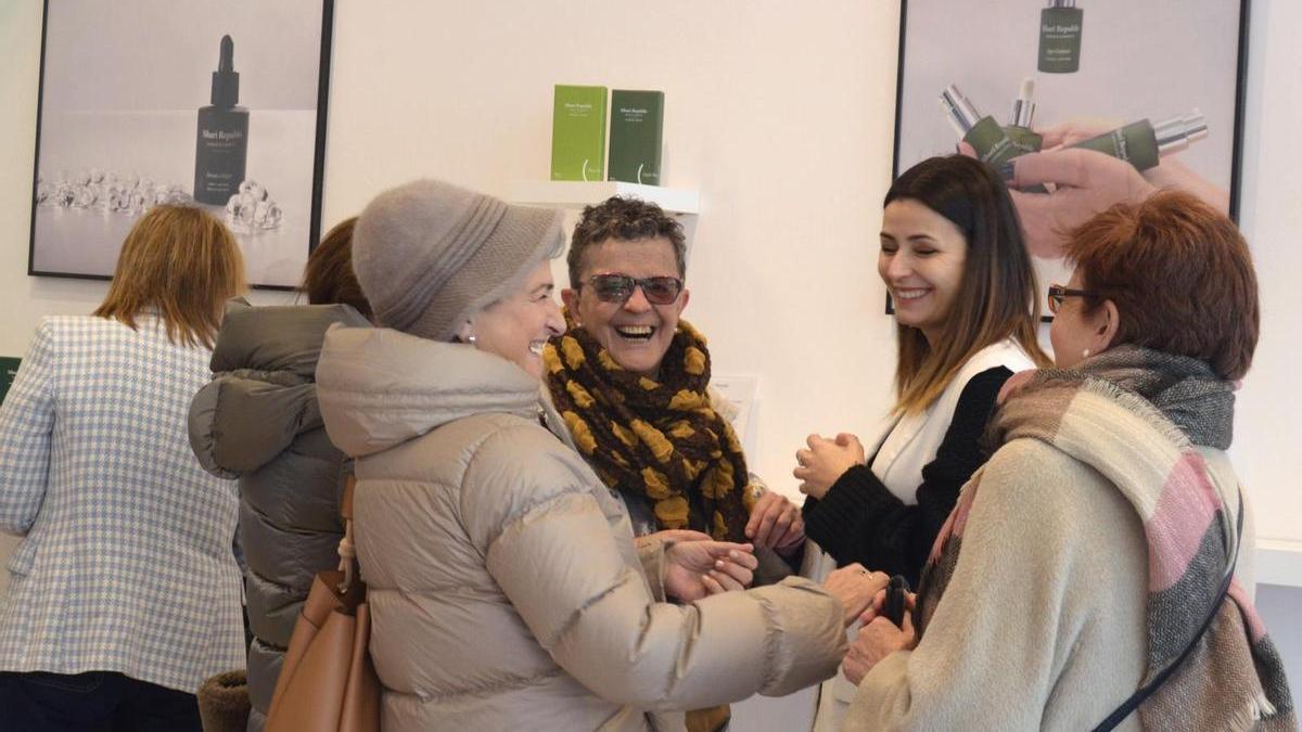 Clientas visitando la tienda situada en avenida de Carlos lll, 24, en Pamplona