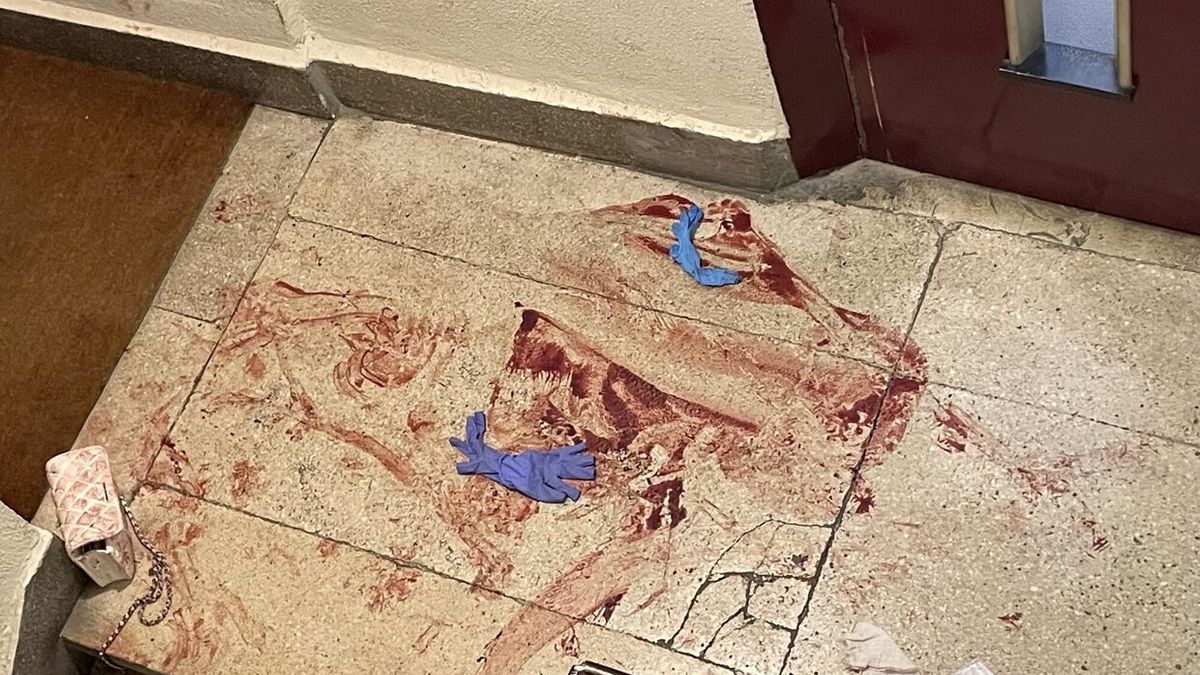 Restos de sangre en el lugar donde se produjo la agresi&oacute;n de un hombre a su pareja.