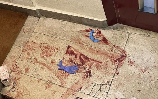 Restos de sangre en el lugar donde se produjo la agresi&oacute;n de un hombre a su pareja.