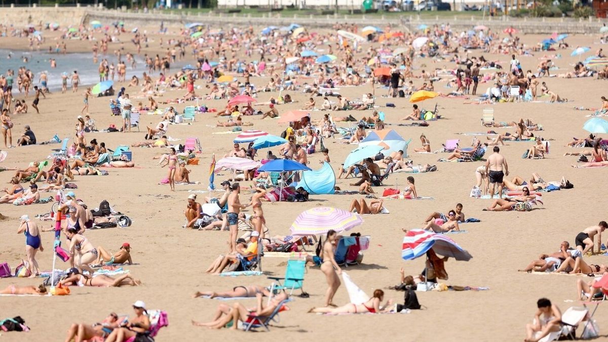 Varias personas disfrutando de una jornada en la playa en una imagen de archivo