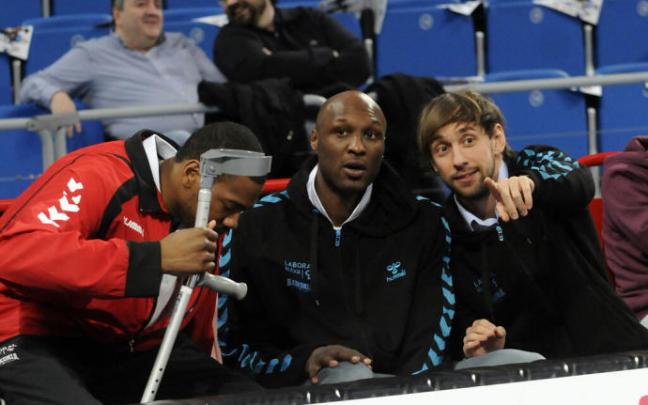 Poeta, a pie de pista junto a Lamar Odom en el Buesa Arena en 2014