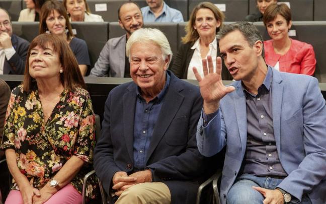 El expresidente del Gobierno español, Felipe González, con Pedro Sánchez El expresidente del Gobierno español, Felipe González, con Pedro Sánchez