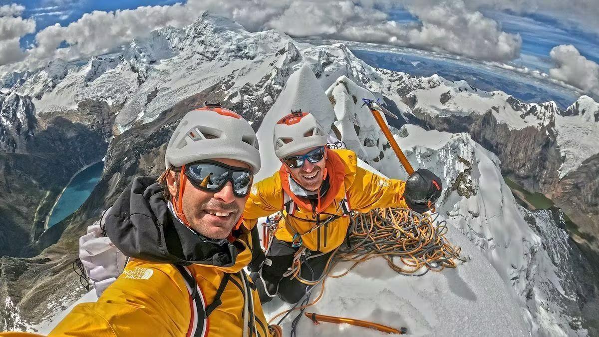 Los hermanos Pou posan en la cima del Cashan durante una expedición en la cordillera andina