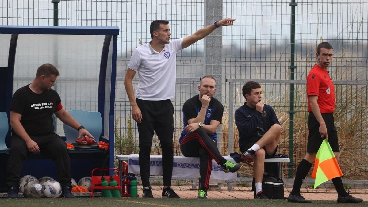 Ra&uacute;l Quintana, el t&eacute;cnico del Dinamo